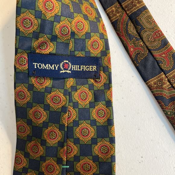 Tommy Hilfiger Men's Necktie 100% Silk Tie Dark Blue Medallion Print - Picture 2 of 5